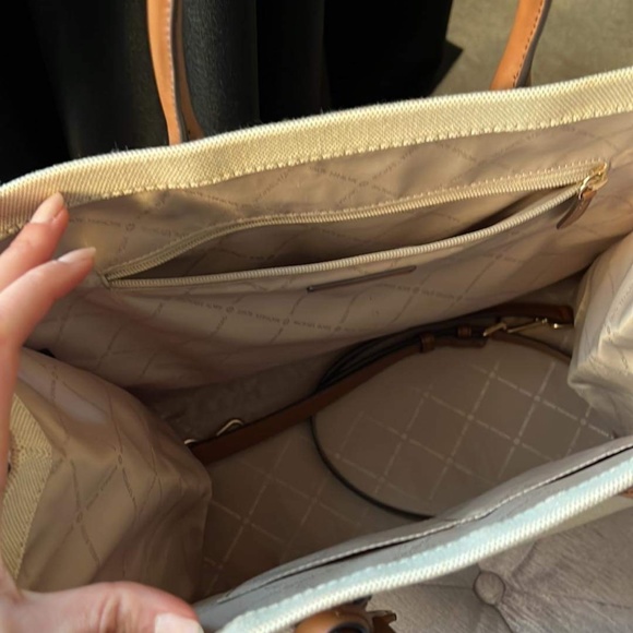 Michael Kors - Large - Picture 4 of 5